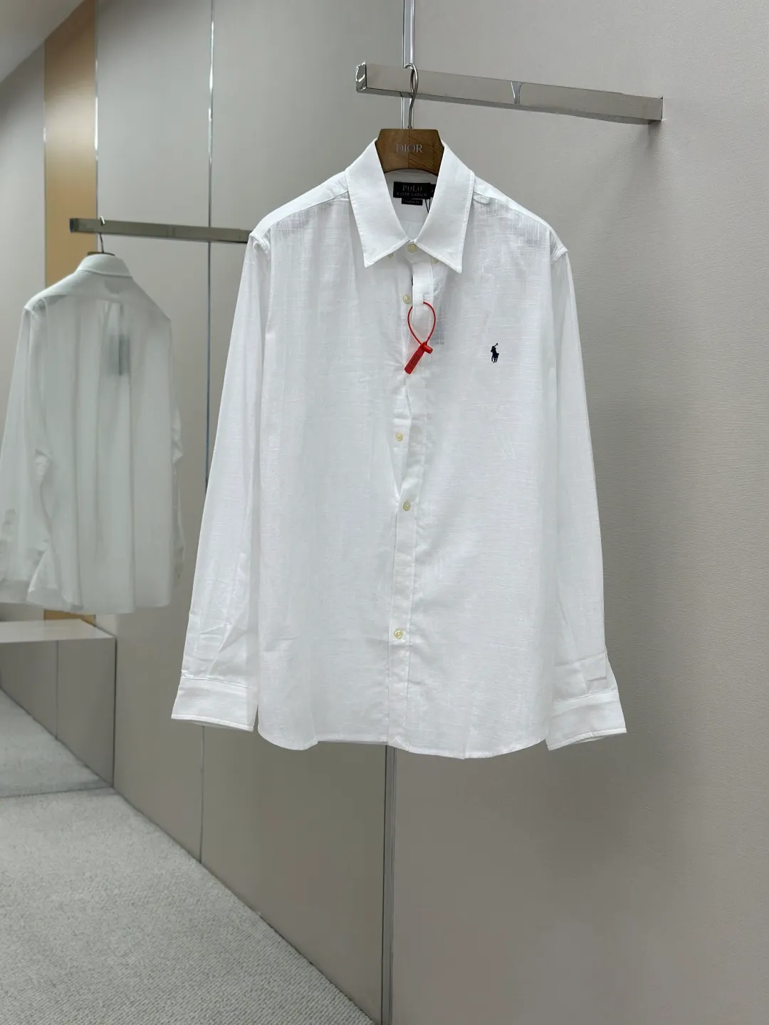 P400 Ralph Lauren embroidered linen shirt. Selected high-quality linen material with natural texture and breathability. Tight and smooth, comfortable and close to the skin. Stunning appearance in a clear light blue. The iconic pony embroidery is like a smart note jumping on the elegant canvas. Simple but highly recognizable. The ingenious design of the outer pleated split back shoulder adds a sense of agility and detachment. The minimalist shape contains the soul of fashion. Process 1: Adopting imported machine embroidery technology and using advanced computer control systems and precision mechanical components to achieve the iconic pony embroidery operation with high precision and smooth and delicate lines. Process 2: Using the side-turn buried clamp sewing process, which is smooth and tidy. Process 3: The fabrics have been washed and have a better hand feel. Not easy to deform, not easy to shrink, not easy to fade, and maintain long-term beauty. Accessories: Customized 1:1 thick plate resin buckle Customized 1:1 Ralph Lauren trademark Fit: Loose fit Size: S M L XL Style number: 25246-B20